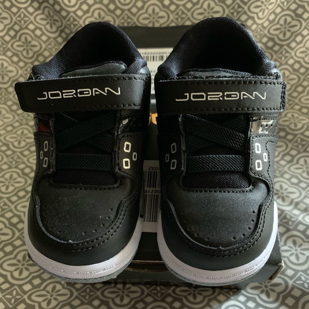 Jordan Flight 23 - Picture 2 of 5